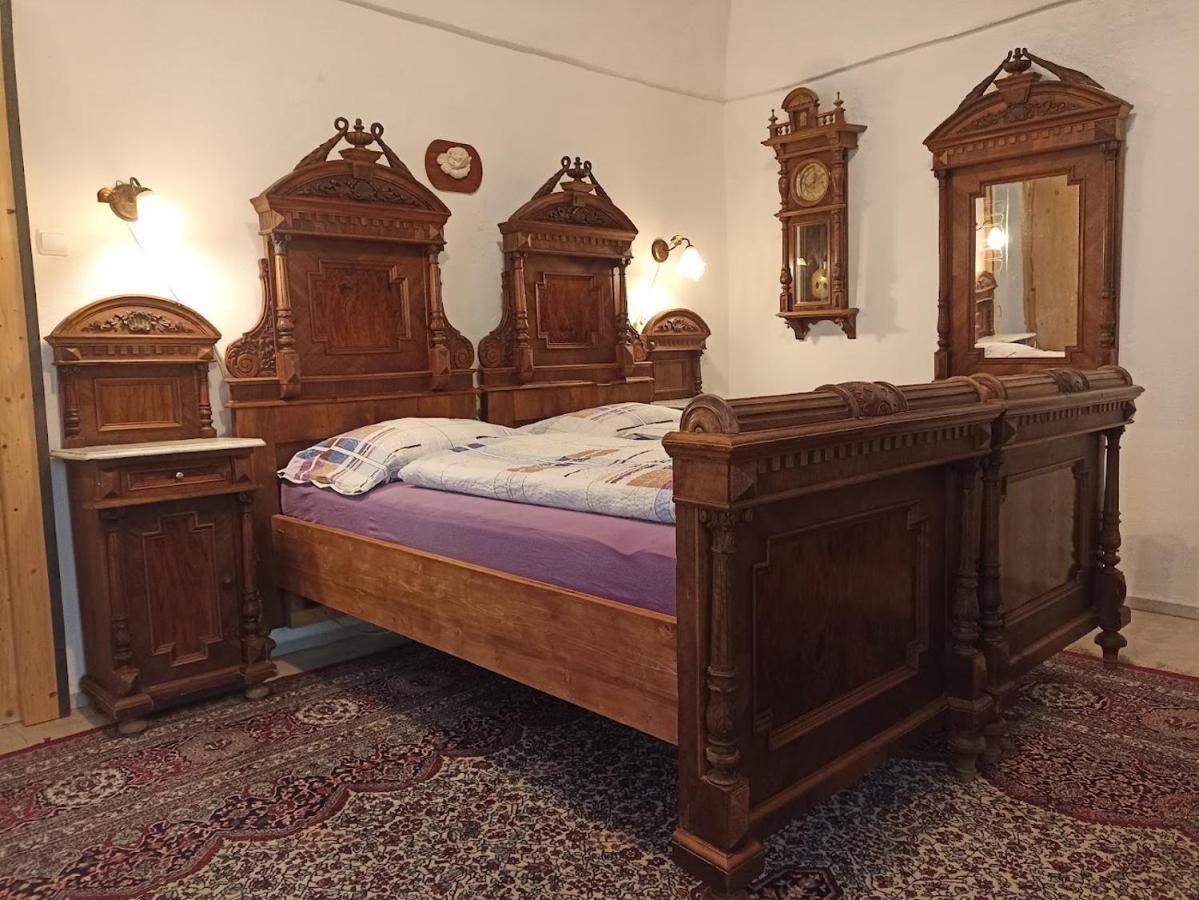 Zemianska Kuria Vachtar Hotel Kralova Lehota Luaran gambar