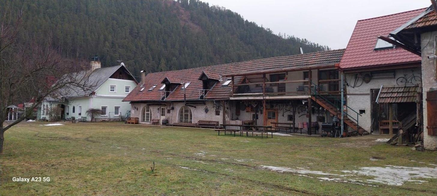 Zemianska Kuria Vachtar Hotel Kralova Lehota Luaran gambar