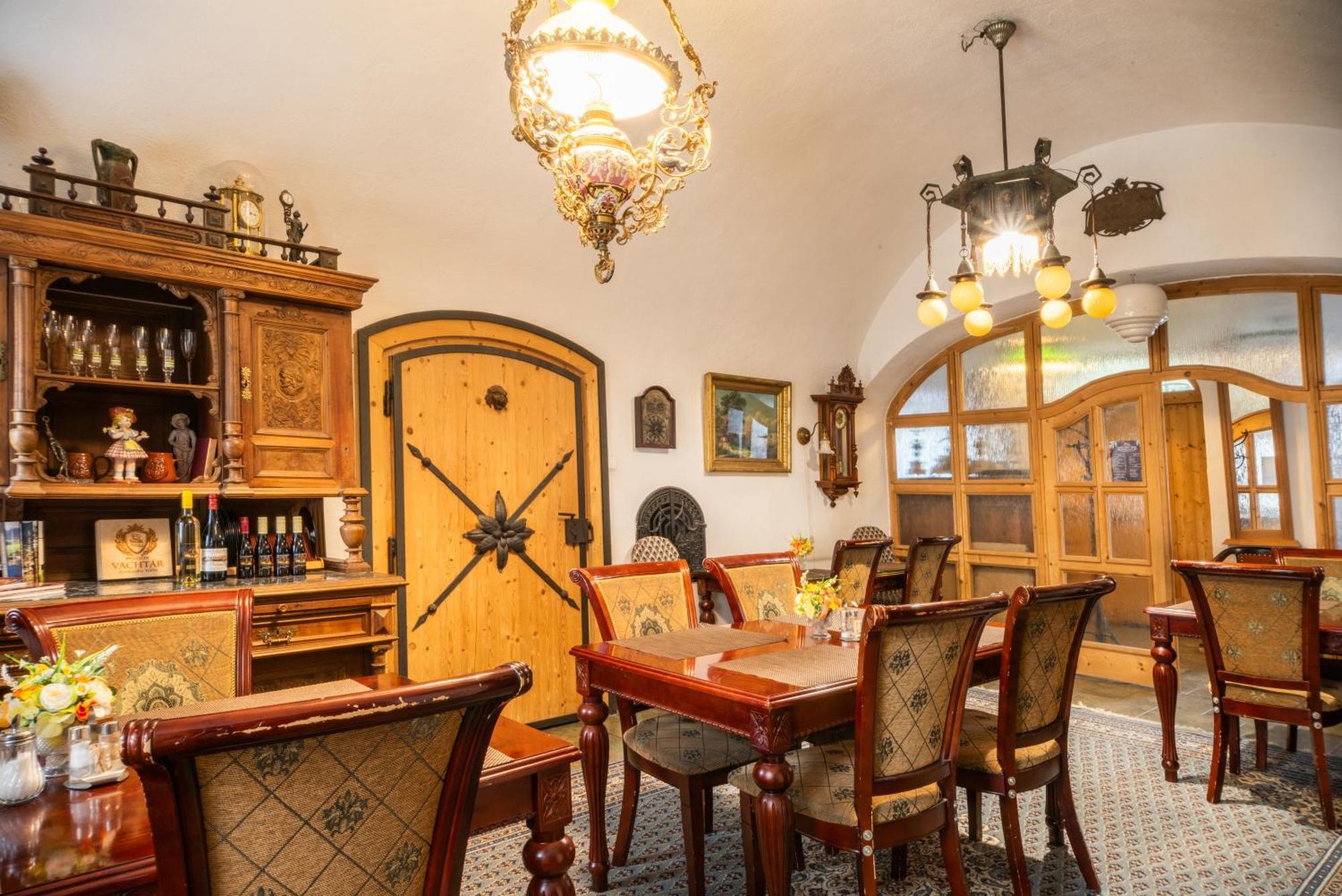 Zemianska Kuria Vachtar Hotel Kralova Lehota Luaran gambar