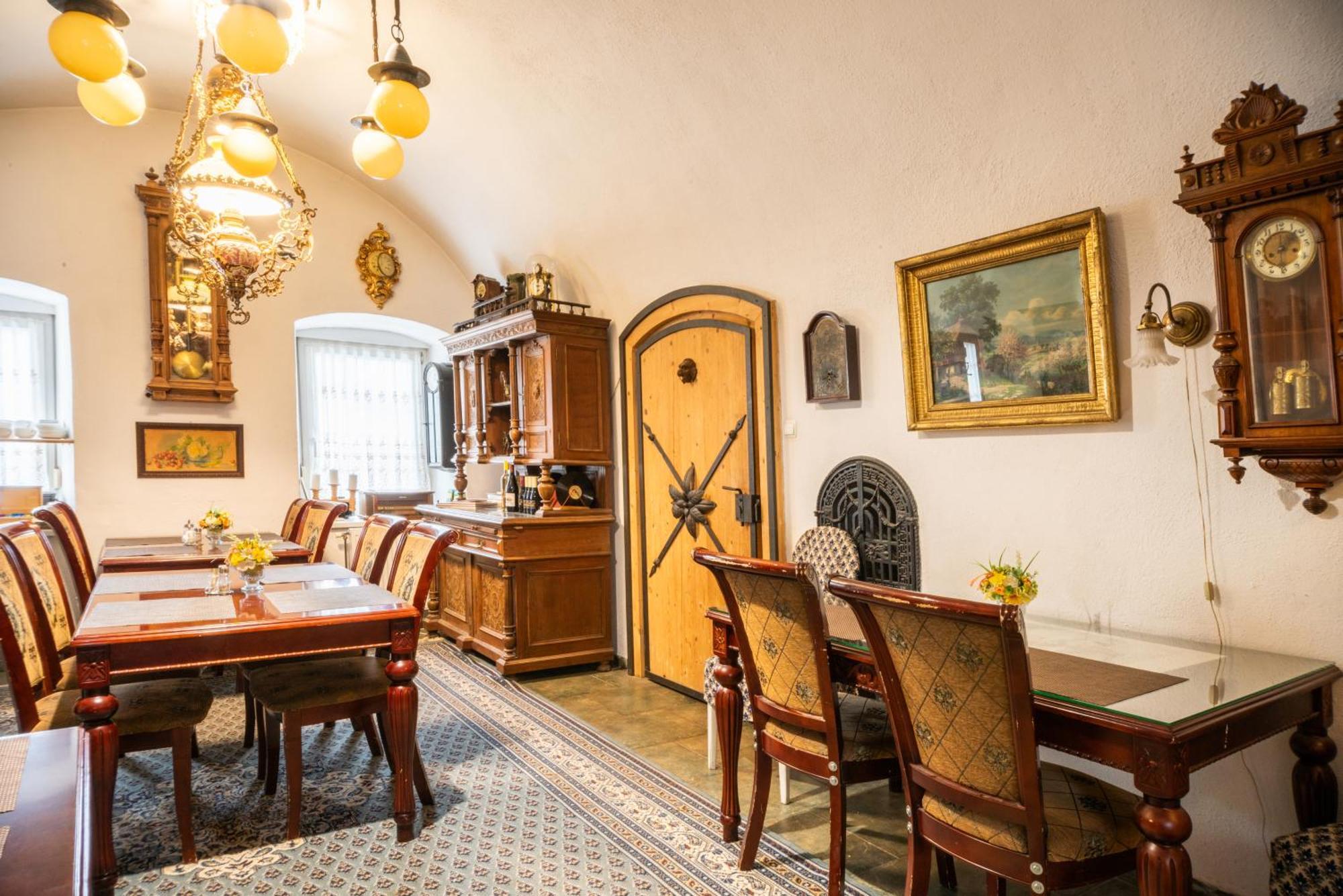 Zemianska Kuria Vachtar Hotel Kralova Lehota Luaran gambar
