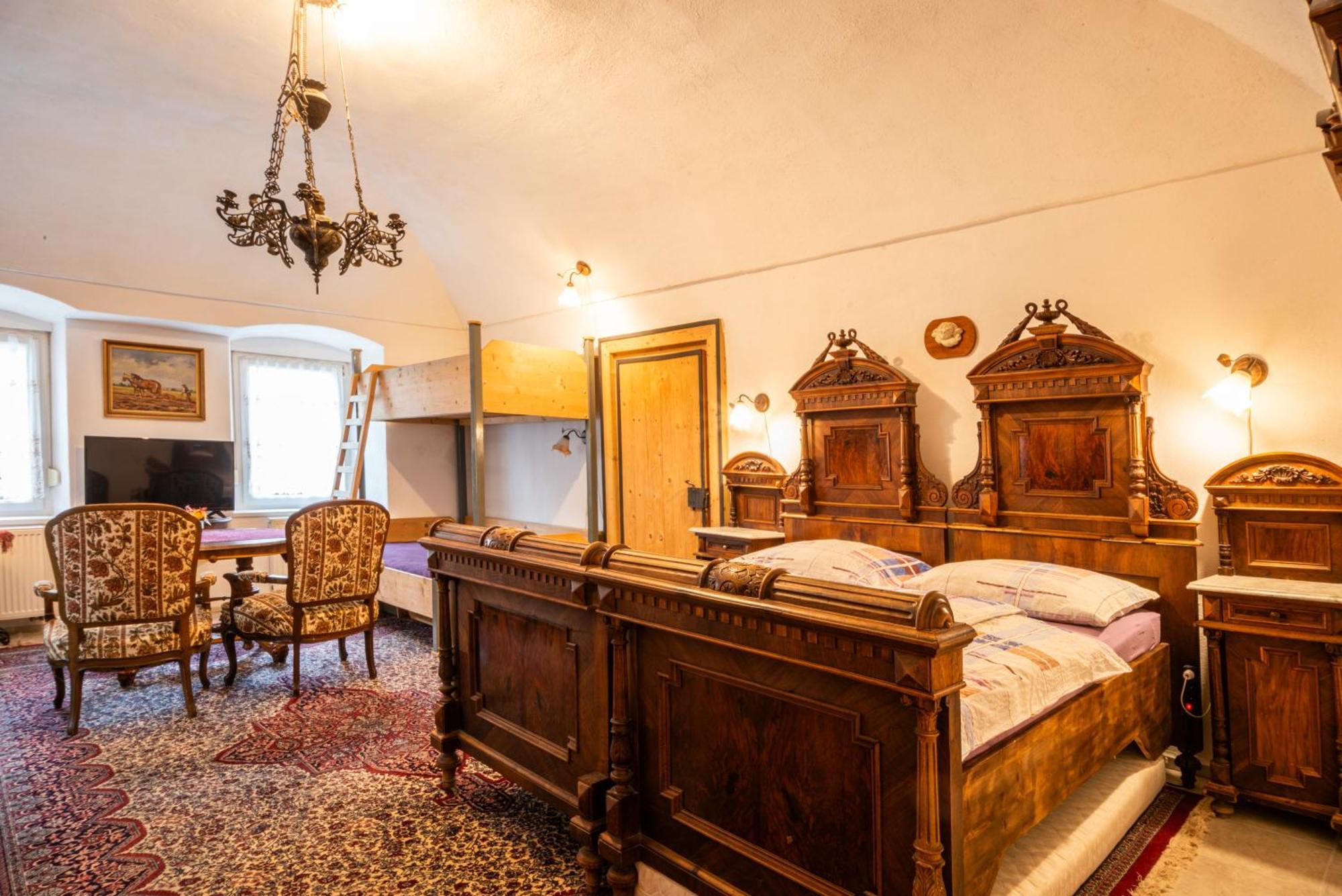 Zemianska Kuria Vachtar Hotel Kralova Lehota Luaran gambar
