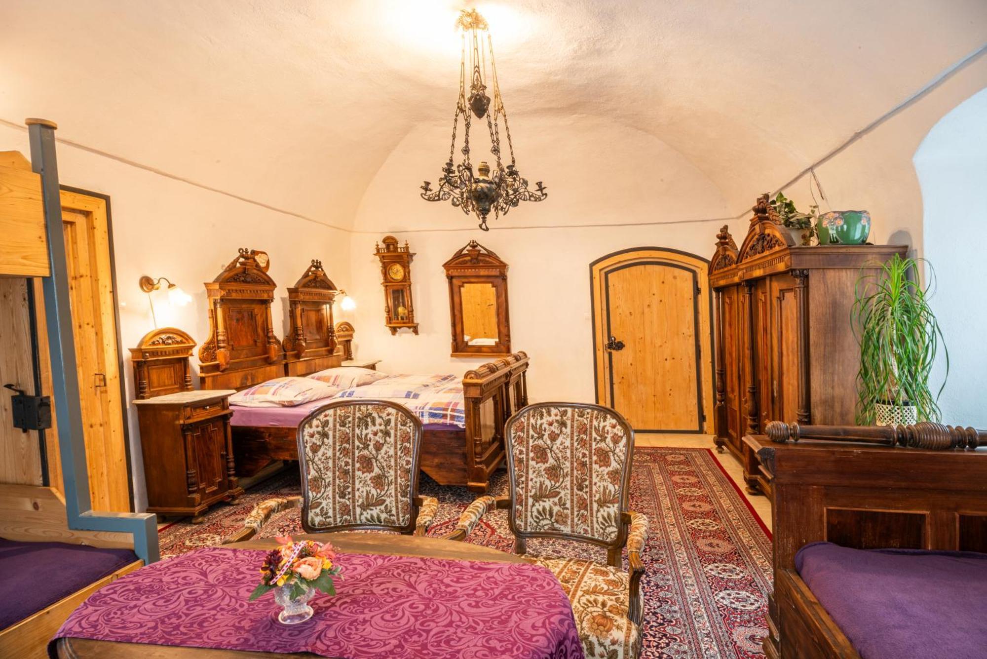 Zemianska Kuria Vachtar Hotel Kralova Lehota Luaran gambar